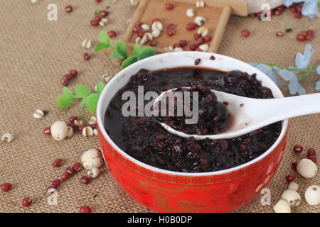 Soupe sucrée de haricots noirs dans un style chinois sur red bowl Banque D'Images
