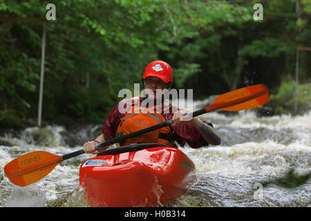 Le kayakiste d'eau vive à l'échelle nationale White Water Centre sur la rivière Tryweryn Frongoch North Wales Banque D'Images