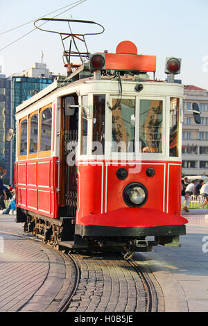 Tram vintage rouge sur la place Taksim à Istanbul, Turquie Banque D'Images