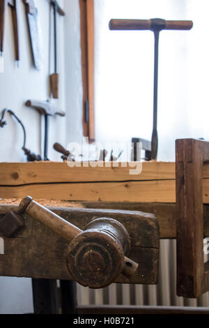 Le mécanisme de fermeture détail sur la table dans un atelier de menuiserie. Ancien atelier de menuiserie avec des outils obsolètes utilisées. Banque D'Images