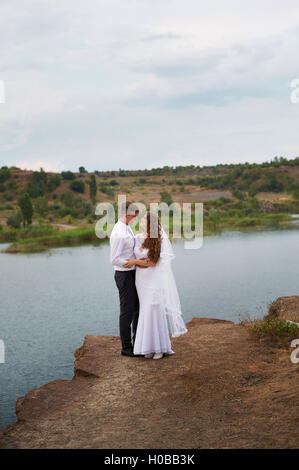 Loving Couple marchant sur un fond du lac Banque D'Images