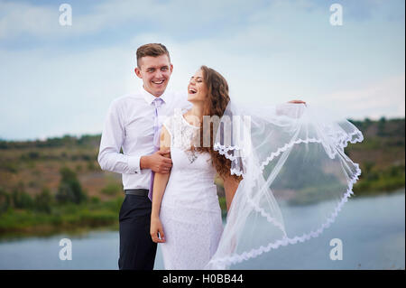 Loving Couple marchant sur un fond du lac Banque D'Images