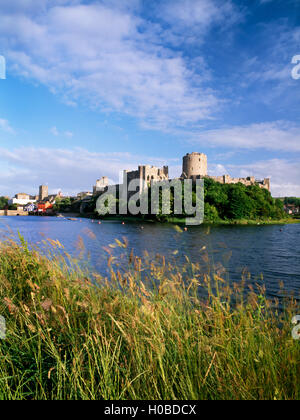 Château de Pembroke, Pembrokeshire, Pays de Galles, UK : à la recherche sur ce qui était autrefois une douve de marée au château normand et garder ronde Banque D'Images