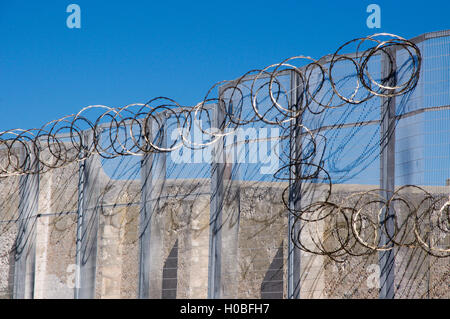 Les clôtures de barbelés et de murs en pierre calcaire sous un ciel bleu à la prison de Fremantle en Australie occidentale, Fremantle Banque D'Images