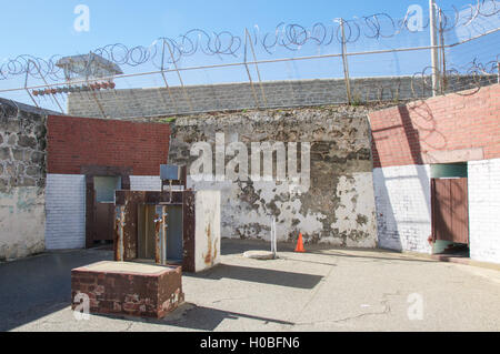 Calcaire érodé les murs, les barbelés et les portes à la prison de Fremantle en Australie occidentale, Fremantle Banque D'Images