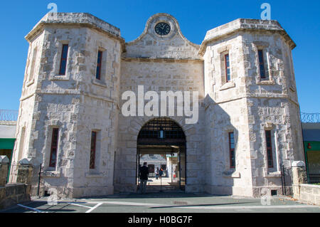 Fremantle, WA,Australia-June:1,2016 Prison de Fremantle historique avec l'architecture du calcaire et les touristes à Fremantle, Australie occidentale. Banque D'Images