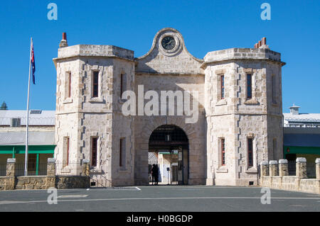 Australia-June,Fremantle WA,1,2016:l'ancienne prison de Fremantle en calcaire avec un drapeau et d'horloge dans l'ouest de l'Australie,Fremantle Banque D'Images