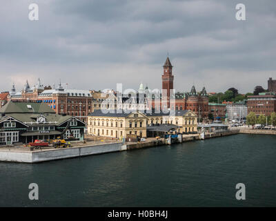Le port et le centre-ville d'Helsingborg, dans le sud de la Suède, en vue de l'embarcadère de Elseneur au Danemark Banque D'Images