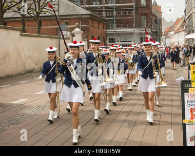 Les filles d'Elseneur Fanfare jouant dans les rues d'Elseneur, Danemark Banque D'Images