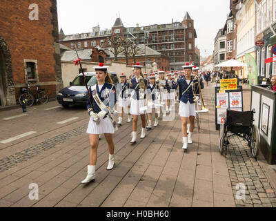 Les filles d'Elseneur Fanfare jouant dans les rues d'Elseneur, Danemark Banque D'Images