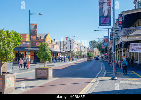 Australia-June,Fremantle WA,1,2016:Le Cappuccino Strip avec les touristes, restaurants et magasins dans la ville historique de Fremantle, Australie occidentale. Banque D'Images