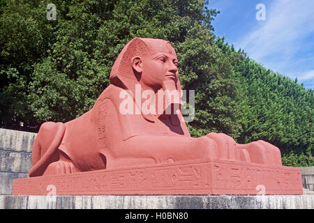 Londres, Crystal Palace Park l'un des six sphinx milieu de l'ère victorienne qui gardaient la grand terrasses après re-peinture en 2016 Banque D'Images