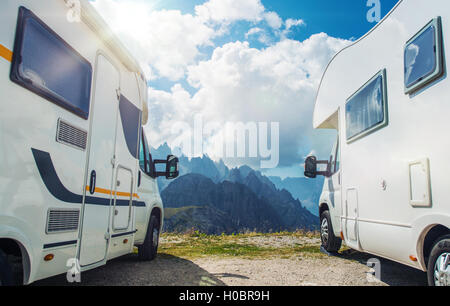 Camping Les campeurs de haute montagne. Deux Camping-car et la pittoresque sur la montagne. Et plein air Thème en VR. Banque D'Images