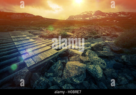 Sentier de bois pont et le paysage de montagne norvégienne. La Norvège, l'Europe. Banque D'Images