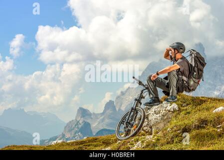 Du vélo de montagne en appui sur la piste de montagne. Cycliste Thème. Banque D'Images