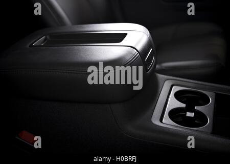 Voiture propre intérieur libre. Porte-gobelets de voiture et de l'accoudoir de détails. Banque D'Images