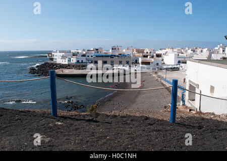 Fuerteventura : vue d'El Cotillo vieux port et la ville. El Cotillo est un village de pêcheurs autour d'un petit port dans le nord-ouest Banque D'Images