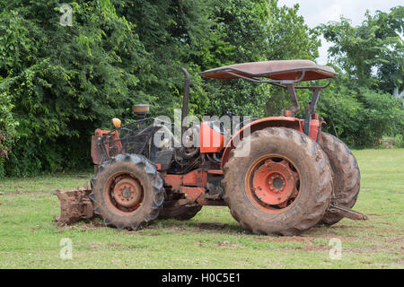 Petit tracteur gratuit sur un champ d'herbe Banque D'Images