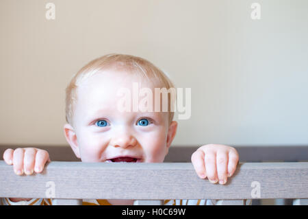 Bébé garçon sourire et rire sur un fond clair Banque D'Images