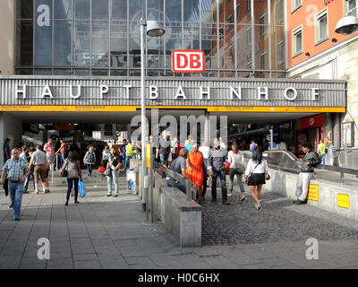 La gare centrale de Munich en Allemagne avec des gens à l'extérieur de la zone d'entrée. Banque D'Images