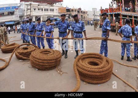 Puri, Odisha, Inde - Juillet 2, 2011 : force d'action rapide personnels avec les cordes qui sont utilisés pour le transport du char. Banque D'Images