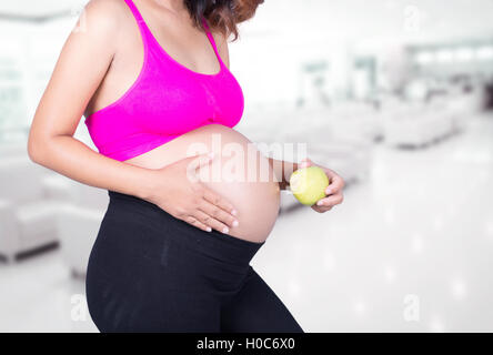 Femme enceinte avec green apple en arrière-plan de l'hôpital Banque D'Images