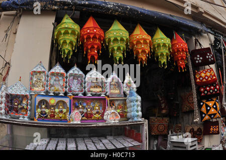 Puri, Odisha, Inde - Juillet 3, 2011 : Souvenirs de Lord Jagannath, Balbhadra et Subhadra, artisanat et des lustres sur l'affichage. Banque D'Images