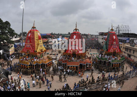 Puri, Odisha, Inde- 3 juillet 2011 : Les chars de Seigneur Jagannath, Balbhadra et Subhadra traditionnellement décorées, garé en fro Banque D'Images