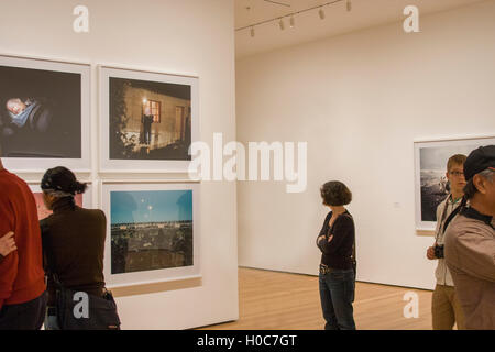 Les gens lors d'une exposition au Musée d'Art Moderne, du MOMA à New York City Banque D'Images