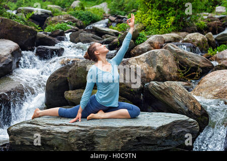 Larry mullen fit woman doing yoga asana en plein air au cascade tropicale Banque D'Images