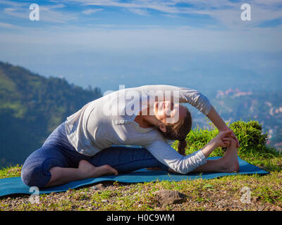 Young fit woman faisant le Hatha Yoga asana Banque D'Images