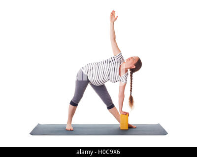 Pregnant woman doing yoga asana Utthita trikonasana Banque D'Images