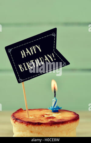 Le Texte Joyeux Anniversaire Et Un Gateau Au Fromage Avec Quelques Bougies Anniversaire Lumineux De Differentes Couleurs Sur Une Table En Bois Bleu Rustique Photo Stock Alamy