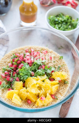 Salade de couscous à l'orange Vinaigrette Dans un bol en verre dans la cuisine Banque D'Images