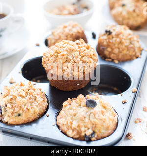 Blueberry muffin banane avec granola croquant topping Banque D'Images