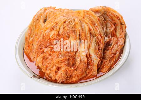 Chou coréen kimchi sur plaque sur fond blanc Banque D'Images