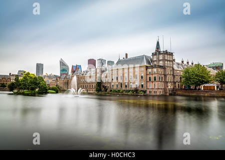 La Haye, Pays-Bas - 07 août 2016 : Le Binnenhof Palace est un complexe de bâtiments dans le centre-ville de La Haye, à côté Banque D'Images