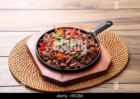 Porc sauté épicé dans ttongjip sur Korena style planche à découper en bois Banque D'Images