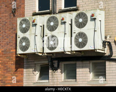 EXEWAY trois unités de chauffage et de climatisation à l'extérieur d'un bâtiment à Plymouth en Angleterre. Banque D'Images