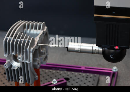Inspection et contrôle de qualité sur une machine de mesure de coordonnées. Banque D'Images
