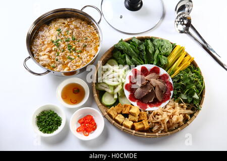 Repas salade vietnamienne avec calebasse, tofu, légumes, fleurs et soupe au crabe Banque D'Images