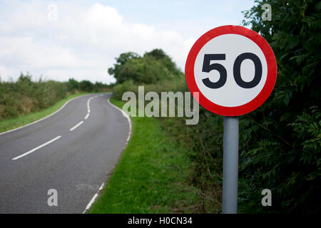 Route sinueuse avec limite de vitesse 50mph signe, Warwickshire, UK Banque D'Images