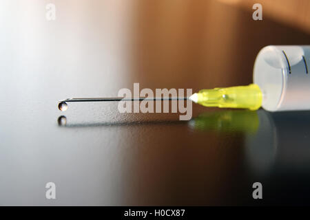 Seringue médicale avec la guérison. La médecine et la guérison. Cure dans la seringue. Banque D'Images