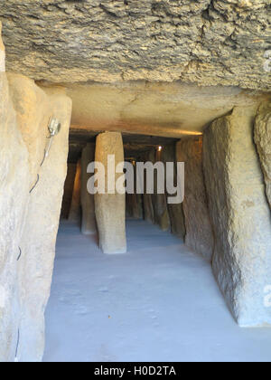 Entrée de l'ancienne chambre funéraire près de Dolmen Antequera, Andalousie Banque D'Images