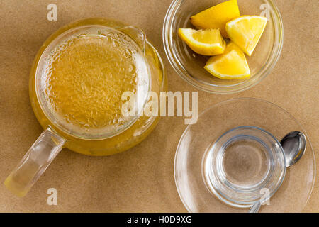 Vue du haut vers le bas du plateau, citron et tilleul tasse en verre avec cuillère généralement utilisé pour soulager les symptômes du rhume Banque D'Images