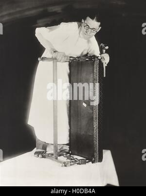 Médecin définition d'une jambe cassée Banque D'Images