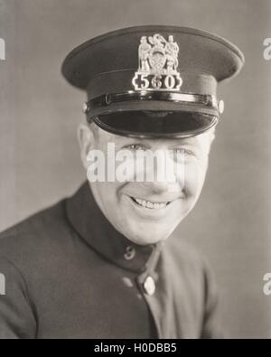 Portrait of a smiling policier Banque D'Images