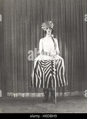 Femme en mode Zebra Banque D'Images