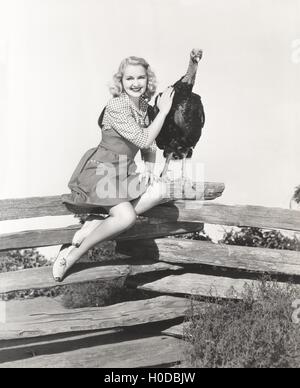 Woman sitting on fence de flatter son turquie Banque D'Images