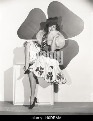 Woman posing in costume trèfle à quatre feuilles Banque D'Images